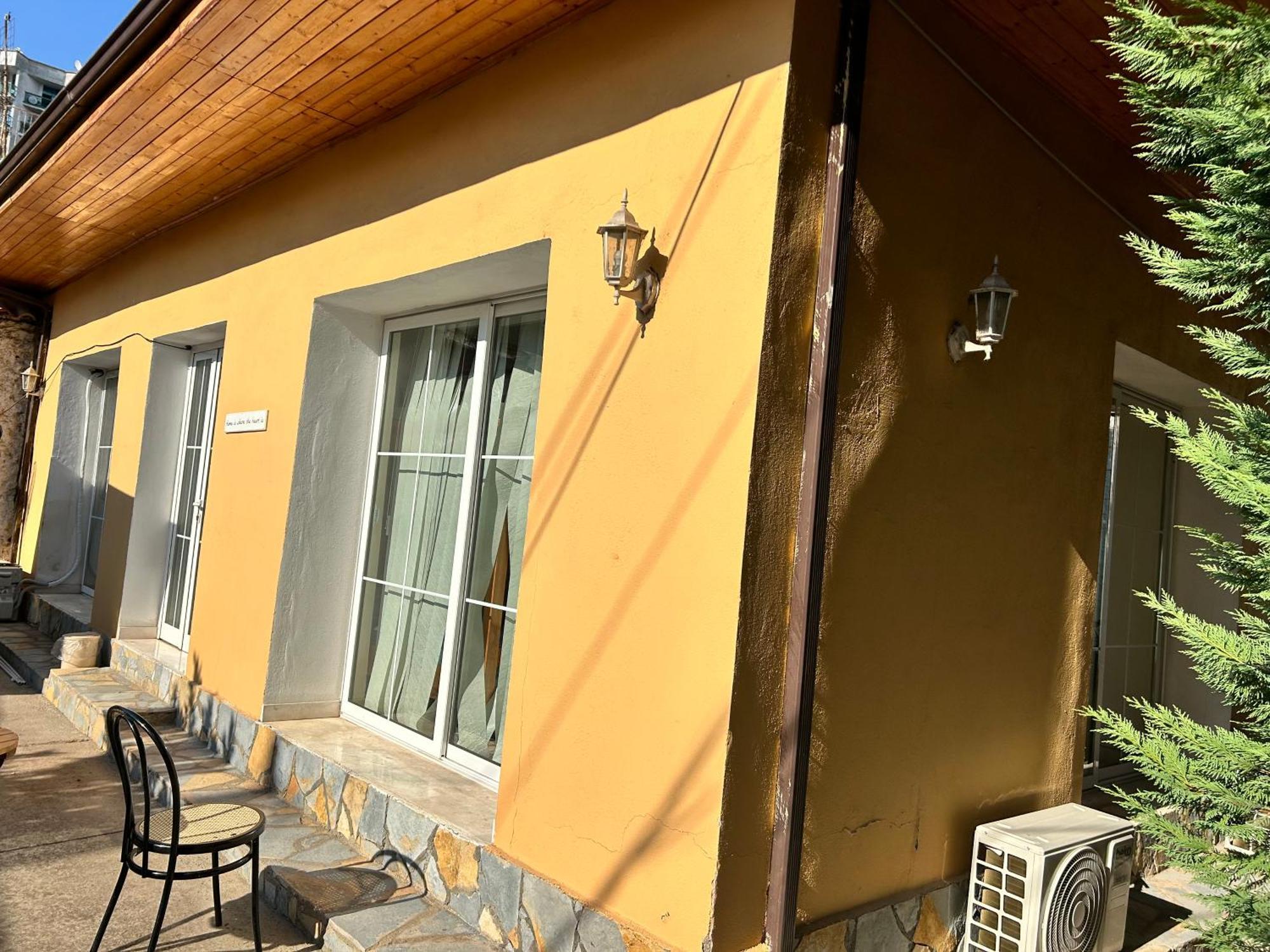 D1 Hostel Tirana Exteriör bild