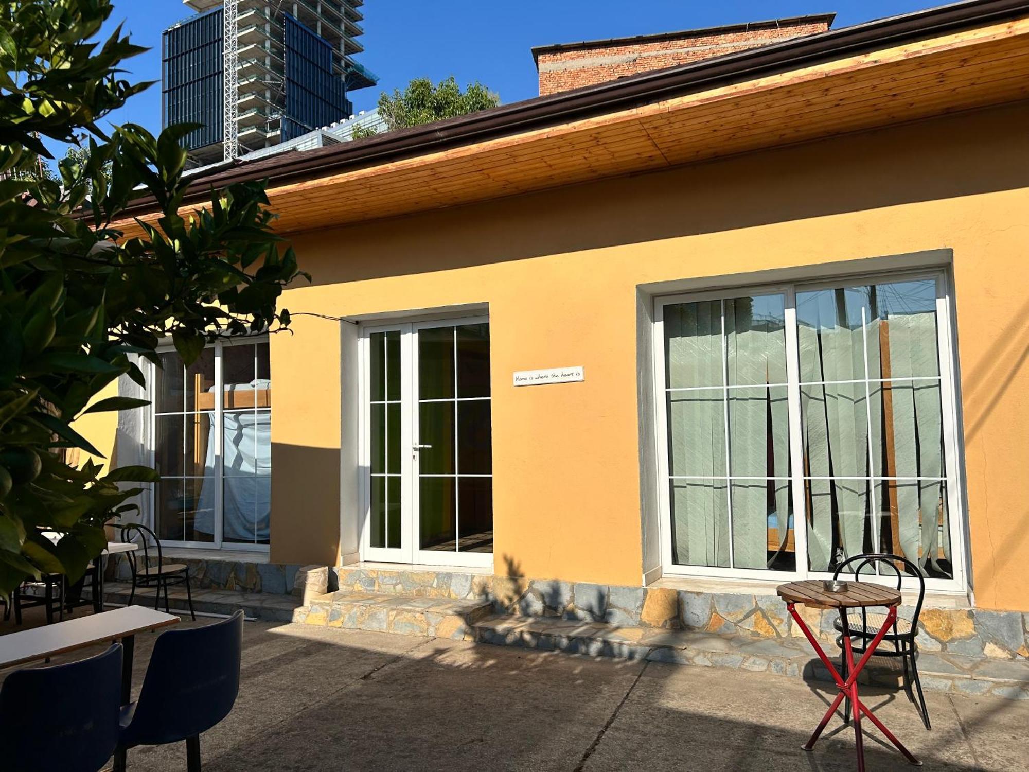 D1 Hostel Tirana Exteriör bild